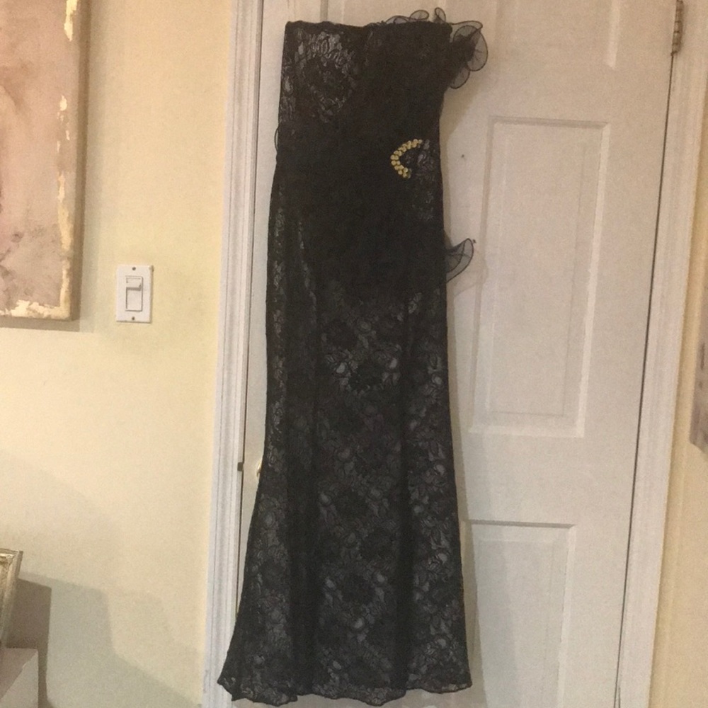 Gown worn once black lace straight until knee